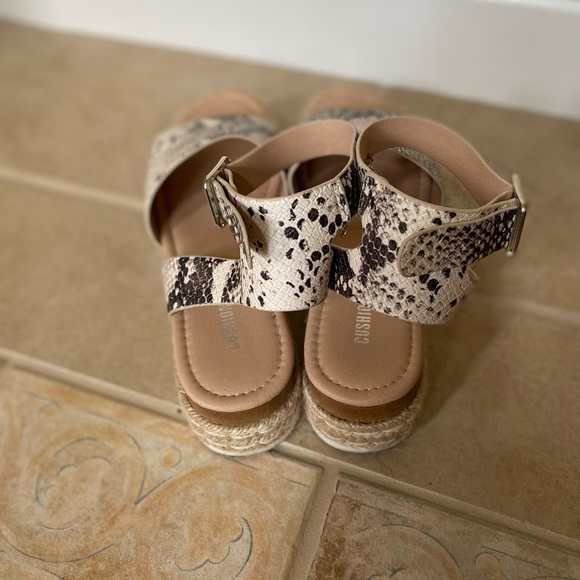 *Like New* Cushionaire “Miranda” Faux Snakeskin Espadrille Sandals - Picture 4 of 5